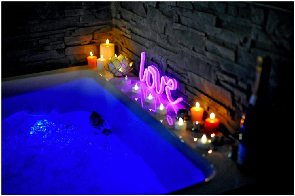jacuzzi privatif pour bain romantique avec jeux de lumière
