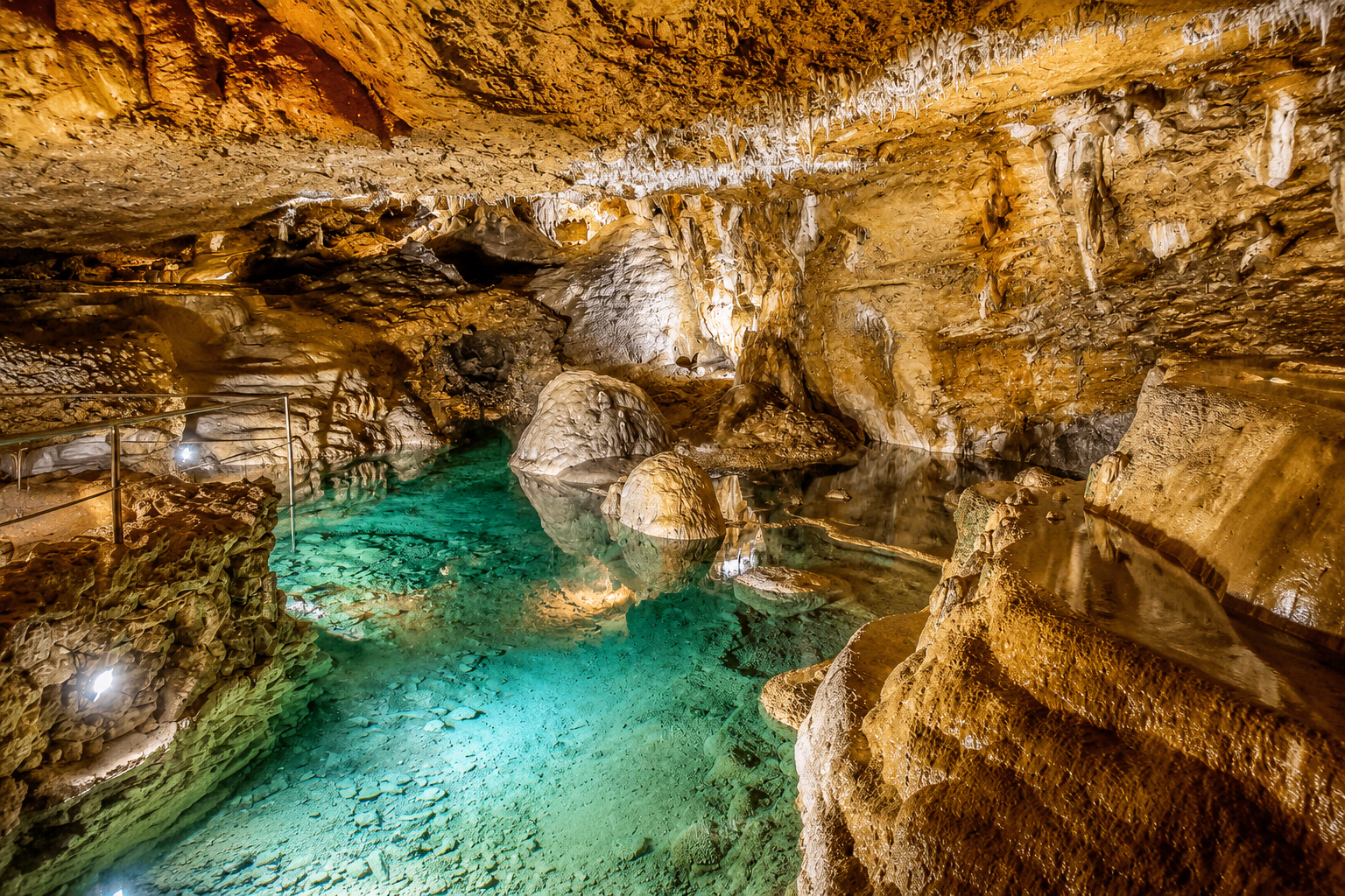 Vue spectaculaire de la Grotte de la Balme en Isère, avec ses eaux cristallines, ses concrétions calcaires et ses galeries souterraines à découvrir lors d'un week-end romantique près de Bourgoin-Jallieu.