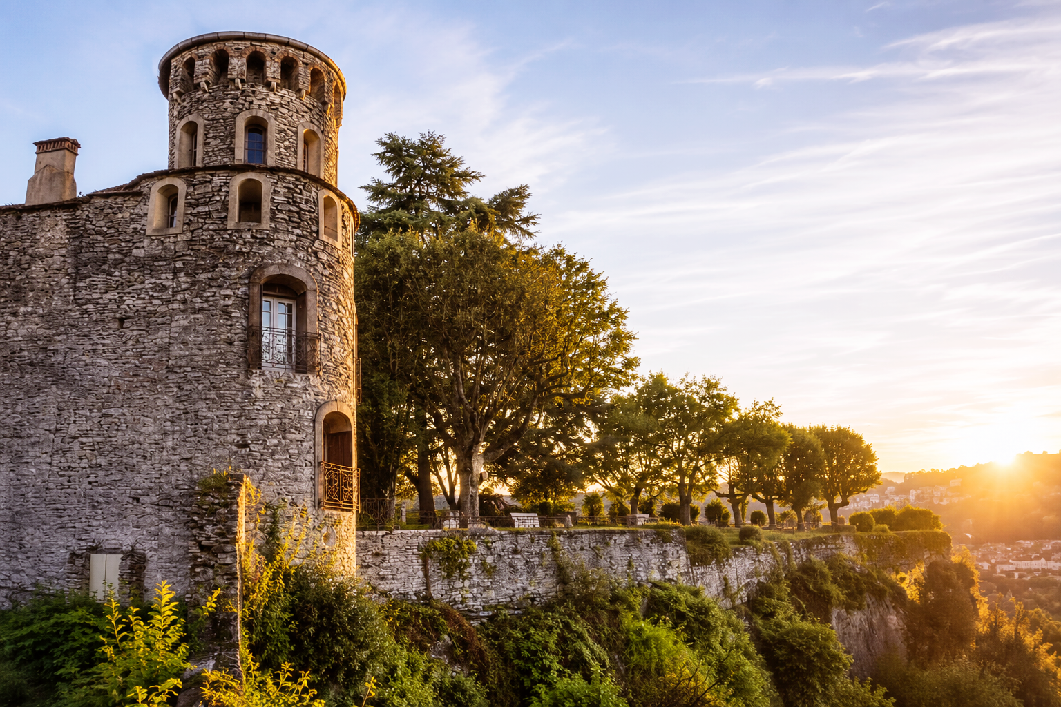 Le château de Crémieu au coucher du soleil, dominant la cité médiévale, lors d'une escapade romantique près de Bourgoin-Jallieu en Isère.